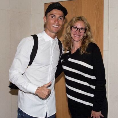 <p>Además de esta foto, compartida por Cristiano Ronaldo en su cuenta de Instagram también se grabaron imágenes del momento del encuentro entre Julia Roberts y el futbolista. </p> <br> <p>Y lo cierto es que la cara de la actriz era de pura emoción, sobre todo cuando el delantero del Real Madrid saludó y firmó pelotas a sus hijos. “Mi corazón está latiendo muy rápido. Esto es increíble”, se escucha a la actriz en las imágenes tras el detalle de CR7 con su familia. Julia Roberts, que no se marchó del Bernabéu sin antes pisar el césped, también se hizo fotos con Marcelo, Zidane y Sergio Ramos, y con todos mantuvo su característica y amplia sonrisa.<p>