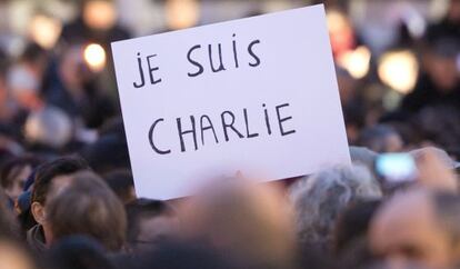 Cartel con el lema "Yo soy Charlie" en la concentración en París de apoyo al semanario.