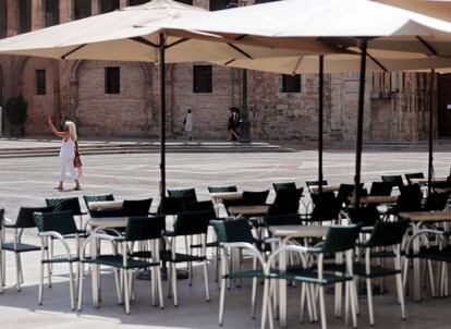 Terrazas prácticamente desiertas en la Plaza de la Virgen de Valencia.