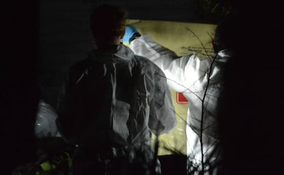 Forenes trabajan el lunes sobre el descampado donde la policía encontró el cuerpo de Abril Sosa, de cuatro años.