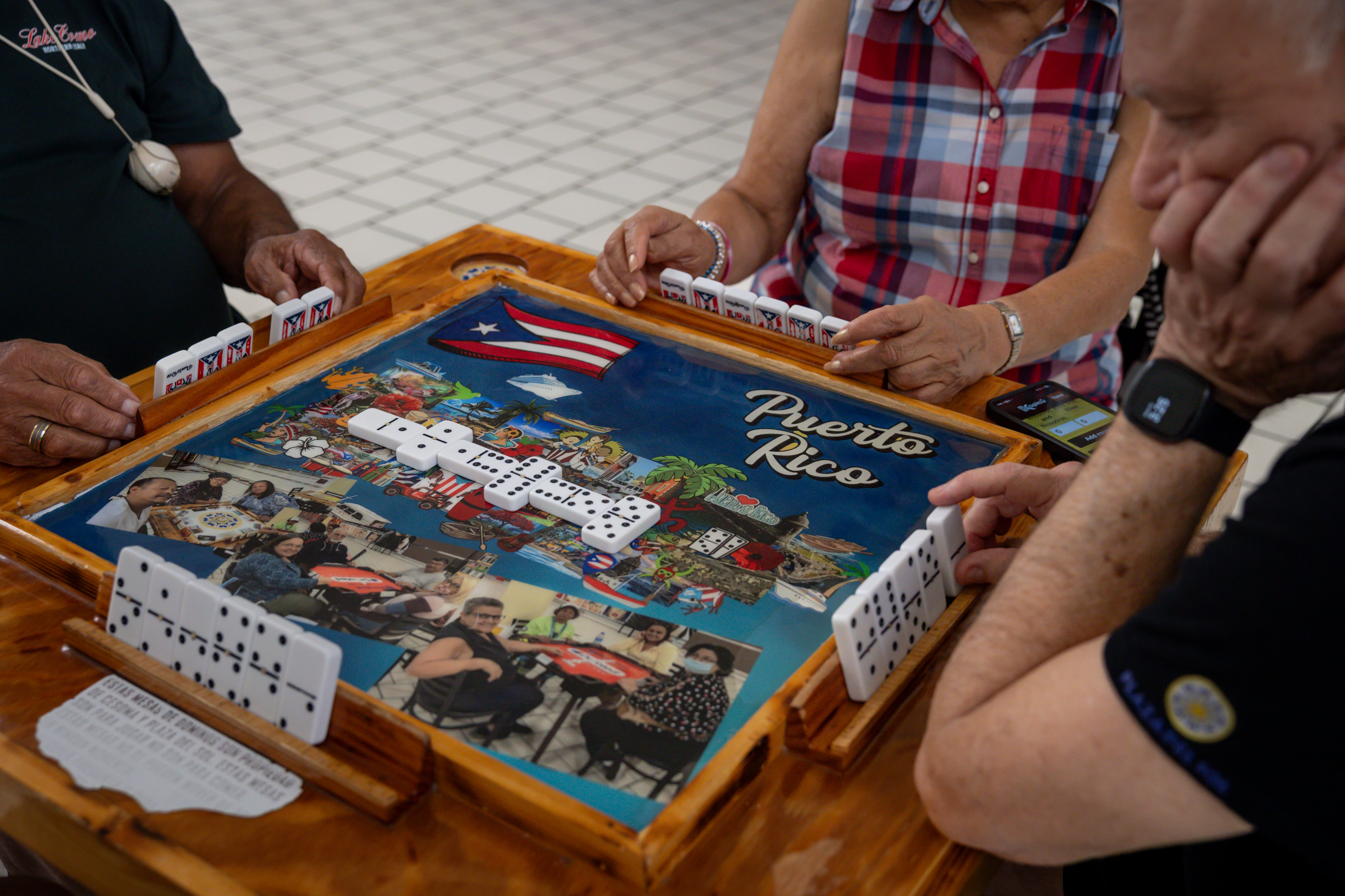 Puertorriqueños juegan dominó en el Centro Comercial Plaza del Sol en Kissimmee, Florida.