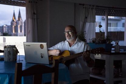 Pablo Alejandro Basile, profesor de música, posa en su casa a las afueras de Buenos Aires, desde donde imparte clases 'online' de música.