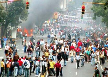 Partidarios de Chávez han quemado varios vehículos en Caracas.