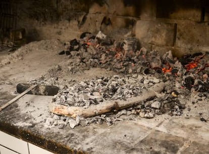 La torta se cuece debajo de las brasas, Castalla (Alicante)