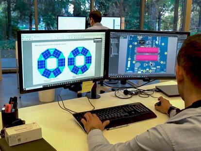 Un ingeniero trabaja con un programa de boyas inteligentes.