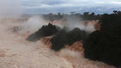 Las cataratas de Iguazú vistas desde Foz do Iguaçu, en el Estado brasileño de Paraná, el pasado 30 de octubre.