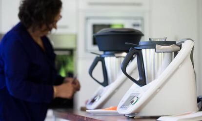 Una mujer prepara comida con la Thermomix.