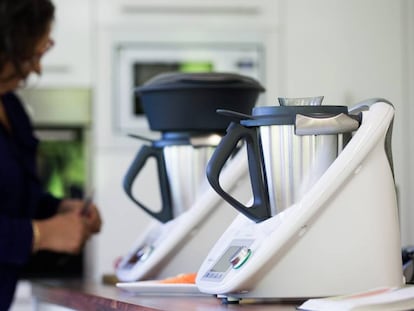 Una mujer prepara comida con la Thermomix. 