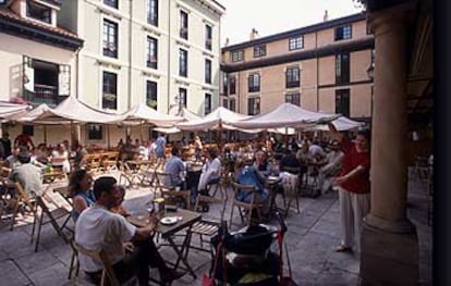 Terrazas en la plaza de El Fontán de Oviedo, donde se instala los domingos un pequeño rastro.