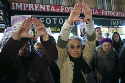 Manifestantes levantan las manos formando un símbolo feminista, durante la concentración en Madrid frente al Ministerio de Justicia.