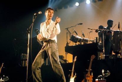 David Byrne al frente de Talking Heads en una imagen de 1988.