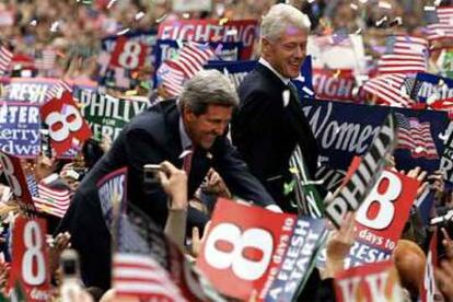 Bill Clinton y John Kerry saludan a una audiencia entusiasta durante un mitin conjunto en Filadelfia.