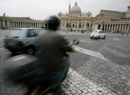 Varios vehículos, a su paso por la plaza de San Pedro del Vaticano.