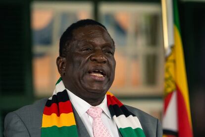 Emmerson Mnangagwa, presidente de Zimbabue, tuvo que dar explicaciones por las declaraciones de su ministro de Defensa.