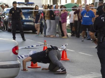 Un polic&iacute;a estudia la escena de la agresi&oacute;n a un polic&iacute;a en M&aacute;laga.