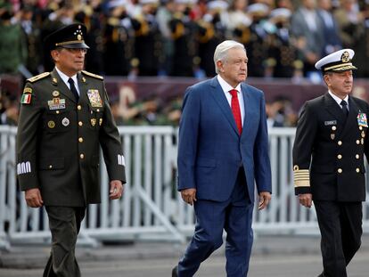 Al centro, el presidente de México, Andrés Manuel López Obrador, el 16 de septiembre de 2022, en Ciudad de México.