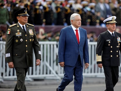 Al centro, el presidente de México, Andrés Manuel López Obrador, el 16 de septiembre de 2022, en Ciudad de México.