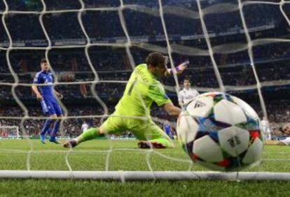 Uno de los cuatro goles que recibió el madrid del Schalke en el Bernabéu.