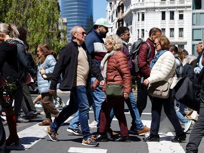 Ciudadanos cruzan un paso de cebra en Bilbao, el 20 de abril de 2024.