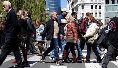 Ciudadanos cruzan un paso de cebra en Bilbao, el 20 de abril de 2024.