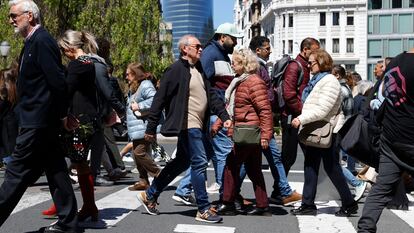 Ciudadanos cruzan un paso de cebra en Bilbao, el 20 de abril de 2024.