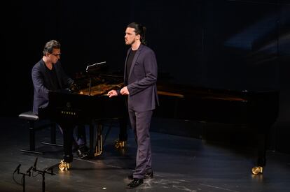 Sobriedad en los gestos y máxima concentración de Daniel Heide y Andrè Schuen en un momento de su recital en el Teatro de la Zarzuela.