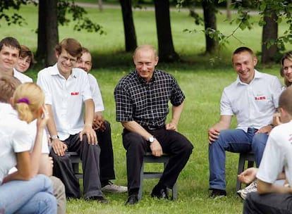 Vladímir Putin, con jóvenes del movimiento Nashi, en junio de este año.