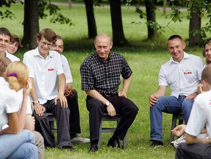 Vladímir Putin, con jóvenes del movimiento Nashi, en junio de este año.