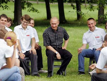 Vladímir Putin, con jóvenes del movimiento Nashi, en junio de este año.