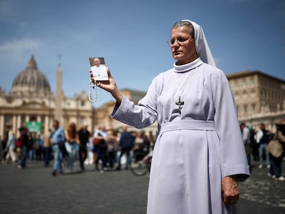 Una monja con una imagen del papa Francisco cerca de la plaza de San Pedro, después de que el Vaticano anunciara la muerte del Pontífice, en Roma, Italia, el 21 de abril de 2025.