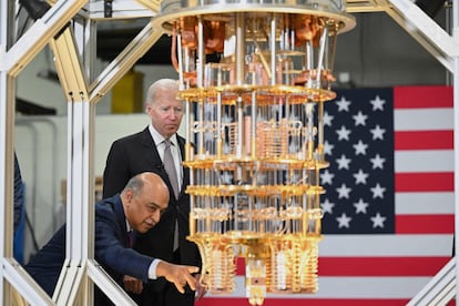 El presidente de EE UU, Joe Biden, observa un ordenador cuántico en una visita a la sede de IBM, el 6 de octubre de 2022.