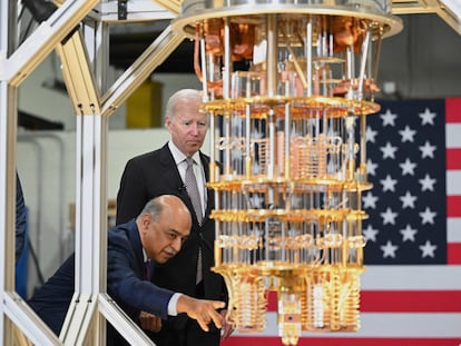 El presidente de EE UU, Joe Biden, observa un ordenador cuántico en una visita a la sede de IBM, el 6 de octubre de 2022.