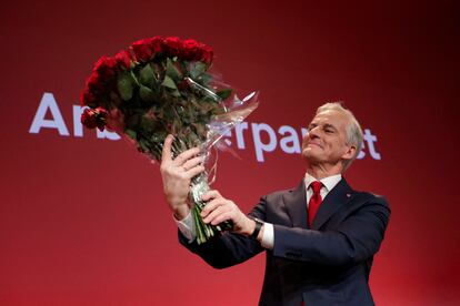 El líder laborista noruego, Jonas Gahr Store, sostenía un ramo este lunes tras conocer los resultados de la elecciones.