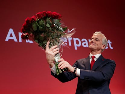 El líder laborista noruego, Jonas Gahr Store, sostenía un ramo este lunes tras conocer los resultados de la elecciones.