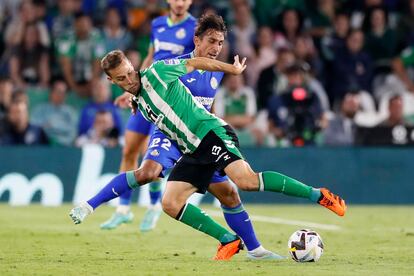 Canales intenta marcharse de Damián. Discreto partido del jugador del Betis.