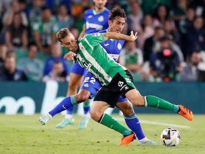 Canales intenta marcharse de Damián. Discreto partido del jugador del Betis.