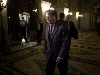 Francesc Cabana arriba al Parlament.