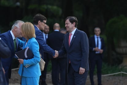 El presidente de la Generalitat de Cataluña, Salvor Illa, saluda al presidente de Castilla y León, Alfonso Fernández Mañueco.