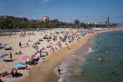 Ambiente en la playa de Bogatell, este sábado.