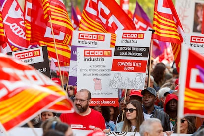 Centenares de personas participan en la manifestación del 1 de Mayo por el centro de Zaragoza, este miércoles. 
