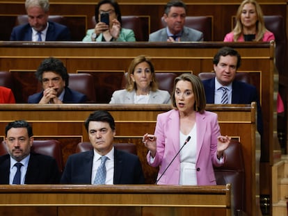 La entonces portavoz del Partido Popular en el Congreso, Cuca Gamarra (derecha), en mayo en el Congreso de los Diputados, en Madrid.