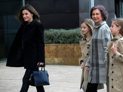 La reina Letizia acompañada por la reina Sofía, la princesa Leonor y la infanta Sofía.