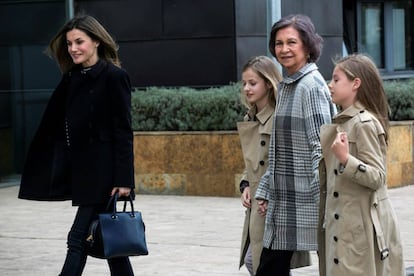 La reina Letizia acompañada por la reina Sofía, la princesa Leonor y la infanta Sofía.