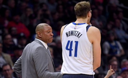 Doc Rivers y Dirk Nowitzki esta madrugada en el partido entre Clippers y Mavericks.