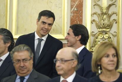 El secretario genral del PSOE, Pedro Sánchez, conversa con el expresidente del Gobierno, José María Aznar, durante el acto.