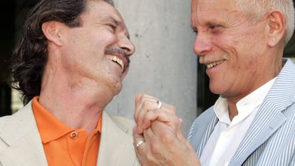 Emilio Menéndez (izquierda) y Carlos Baturín, tras su boda, el 11 de julio de 2005. Fue el primer matrimonio homosexual en España.