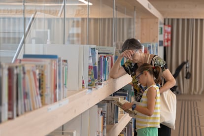 Una abuela y su nieta leen en la biblioteca García Márquez, que se ubica en el barrio de La Verneda.