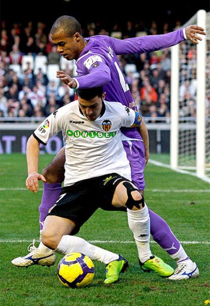 El delantero asturiano, autor del segundo gol ante el Valladolid, pelea un balón ante Nivaldo