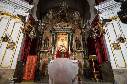 La Petróleo rinde homenaje a la Virgen de La Palma en la iglesia del mismo nombre en el Barrio de La Viña, momentos después de quedar inaugurada la calle de las Artistas Petróleo y Salvaora, en Cádiz.