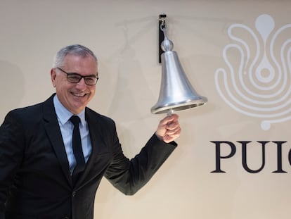 El presidente ejecutivo de Puig, Marc Puig, hace el toque de campana en la Bolsa de Barcelona.